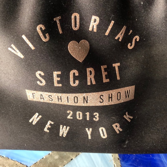 Victoria’s Secret Makeup purse - Picture 6 of 6